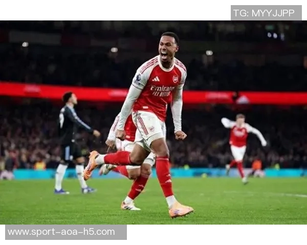 阿森纳前场定位球险情加布里埃尔头球击中横梁赖斯补射被挡